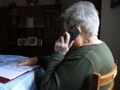 Una pensionista habla por el teléfono fijo de su domicilio en Madrid.