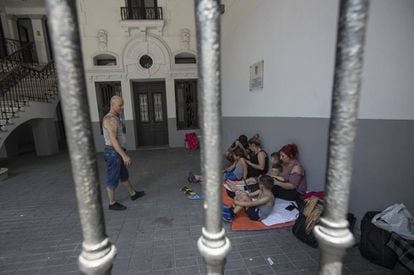 Varias familias en la sede del Samur Social, en la Carrera de San Francisco, el pasado julio. 