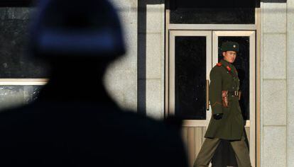 Un soldado norcoreano (derecha) frente a uno de Corea del Sur en la frontera de Panmunjom.
