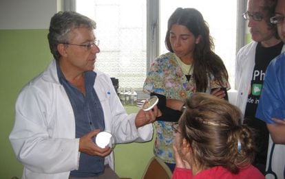 El doctor Juan Cuadros, en el hospital de Gambo.