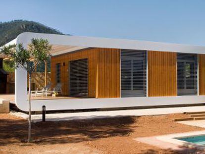 Entusiasmado capataz em capacete na nova casa em construção construtor no  canteiro de obras manufacturado home notícias casa modular habitação  convencional construtor frente da casa americana