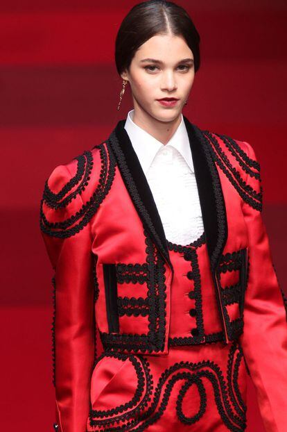 Lunares y trajes de luces aparecen en la colección de Dolce &Gabbana, dominada por el color rojo.