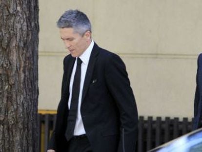 El presidente de la Sala de lo Penal, Fernando Grande-Marlaska, abandona la Audiencia Nacional seguido de un agente.