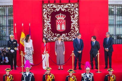 La presidenta de la Comunidad de Madrid, Isabel Díaz Ayuso (centro), preside desde la tribuna el desfile cívico-militar del Dos de Mayo.