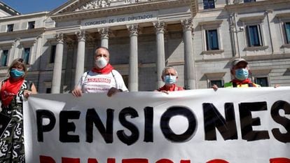 Protesta en favor de la subida de pensiones ante el Congreso de los Diputados.