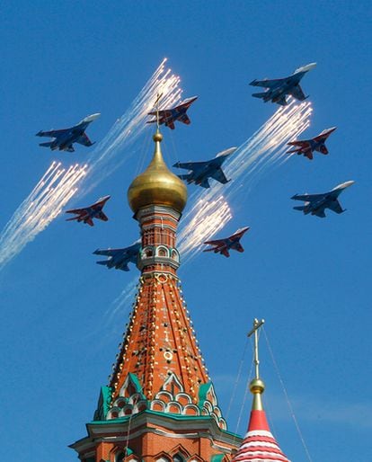 Cazas rusos sobrevuelan la Catedral de San Basilio, en Moscú, durante la celebración del 65 aniversario de la victoria sobre la Alemania nazi.