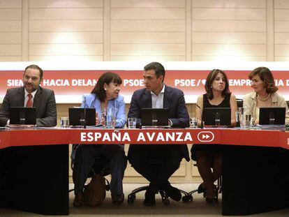 Reunión de la Ejecutiva del PSOE encabezada por Pedro Sánchez en compañía de José Luis Ábalos, Cristina Narbona, Adriana Lastra y Carmen Calvo.