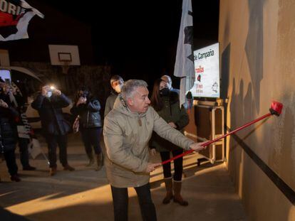 El candidato de Soria ¡Ya!, Ángel Ceña, en el acto de pegada de carteles al inicio de la campaña electoral, el 28 de enero en Arenillas.