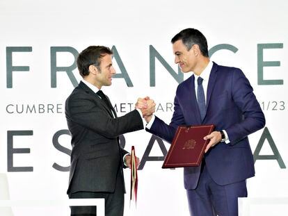 El presidente de Francia, Emmanuel Macron, y el presidente del Gobierno de España, Pedro Sánchez, se dan la mano este jueves en Barcelona tras firmar el tratado de amistad hispano-francés.