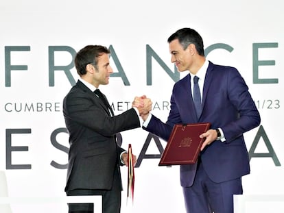 El presidente de Francia, Emmanuel Macron, y el presidente del Gobierno de España, Pedro Sánchez, se dan la mano este jueves en Barcelona tras firmar el tratado de amistad hispano-francés.