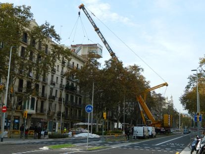 Los módulos se colocan en la cubierta del edificio situado en paseo de Sant Joan, 59, en Barcelona.