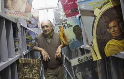 Jos&eacute; Roberto Alves Freitas, con su colecci&oacute;n de vinilos.