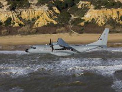 Un CASA C-295, fabricado por la divisi&oacute;n militar de EADS