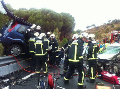 Bomberos de la Comunidad de Madrid rescatan a la conductora de un coche siniestrado el pasado septiembre.