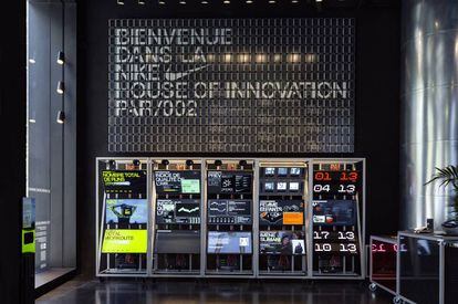 En la House of Innovation de París nos recibe el Arena, un espacio planteado por un lado como lugar de encuentro para los amantes del deporte y, por otro, como punto de información sobre nuevos modelos, materiales y tecnologías empleados por la marca en cada temporada.