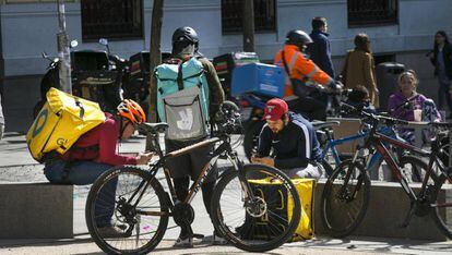 Varios repartidores a domicilio, en la plaza de Alonso Martínez de Madrid. 