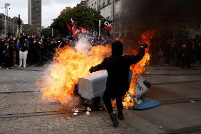 Manifestantes queman contenedores en Nantes durante las protestas contra la reforma de Macron.
