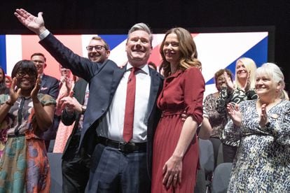 El líder del Partido Laborista, Keir Starmer, junto a su esposa Victoria, este martes en Liverpool.