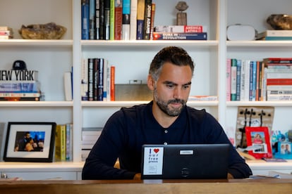 Enrique Acevedo, periodista mexicano, posa para una foto en Miami, Florida, Estados Unidos, el Sábado, 12 de Noviembre de 2022. Fotógrafo: Eva Marie Uzcategui