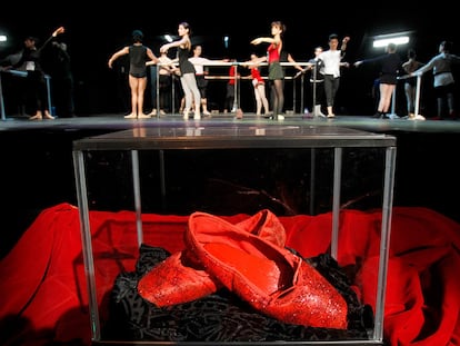 Una urna con unas zapatillas rojas durante el casting de 'Las zapatillas rojas' en un teatro de Madrid en 2011.