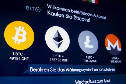 Principales monedas electrónicas en un cajero de criptomonedas en Zúrich (Suiza), en marzo.