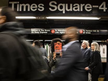 Una mujer muestra el libro 'Fear, Trump in the White House' en el metro de Nueva York.