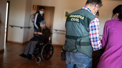 Un guardia civil en la residencia de Moraleja de Sayago, Zamora, esta mañana.