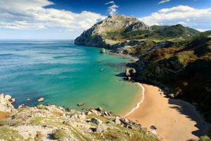 La playa de San Julián y el macizo de Candina, en Liendo (Cantabria).