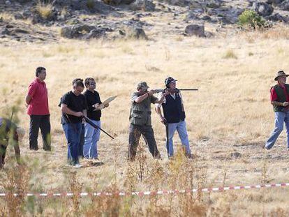 Varios de los participantes en la “tirada de codorniz al tubo” celebrada ayer en Becerril de la Sierra.