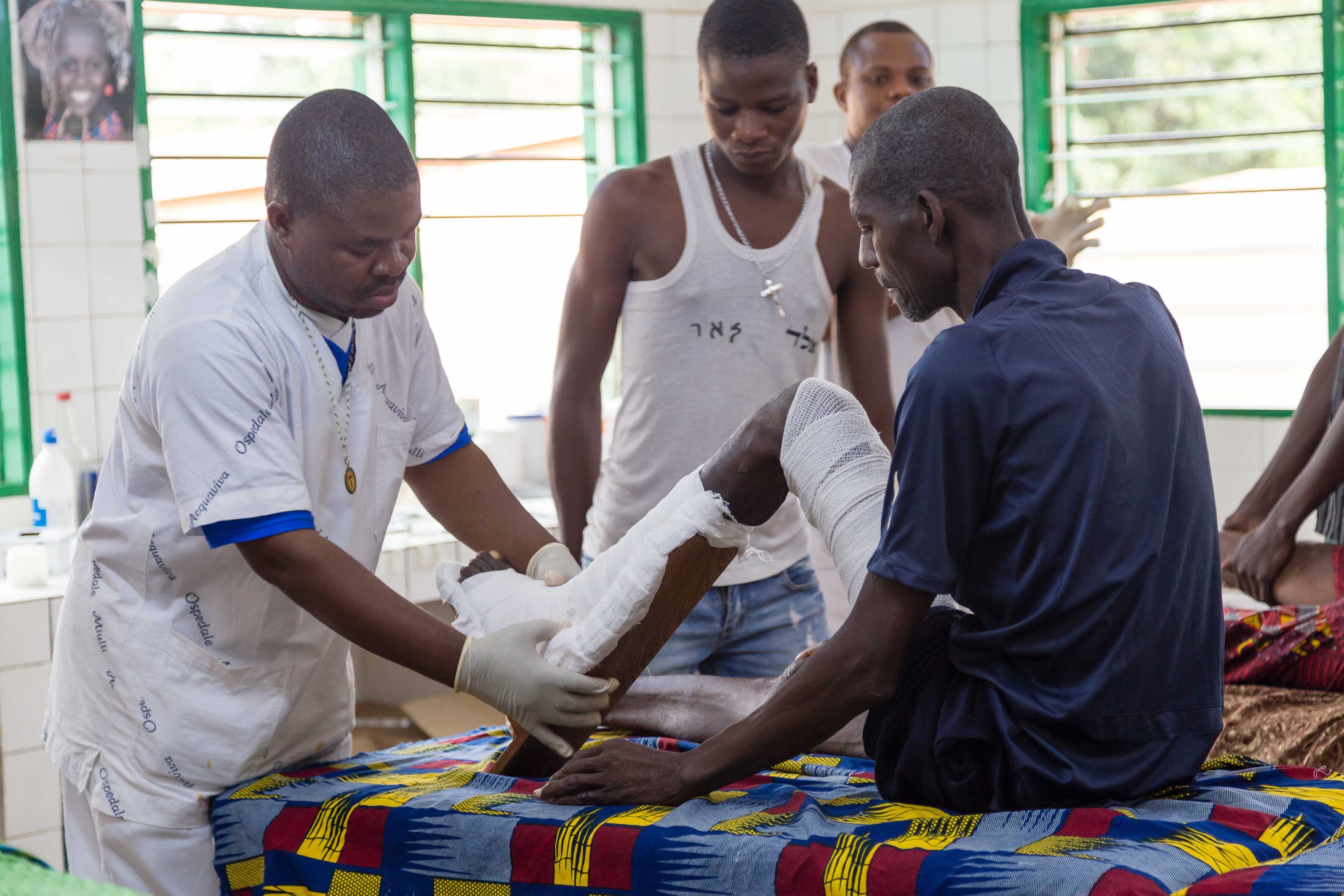 Un paciente afectado por la úlcera de Buruli recibe curas en el Hospital Saint Camille Davougon (Benín).