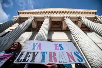 Pancarta a favor de la 'ley trans', el día de su votación en el Congreso.