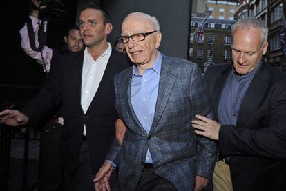 Rupert Murdoch y su hijo James (izquierda), el pasado domingo en Londres.