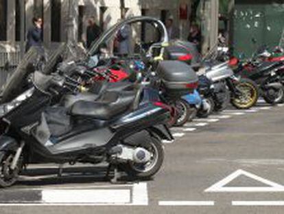 Motocicletas aparcadas en una calle de Madrid.