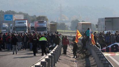 UNA DOCENA DE CARRETERAS DE CATALUÑA CORTADAS POR LA ACCIÓN DE PIQUETES