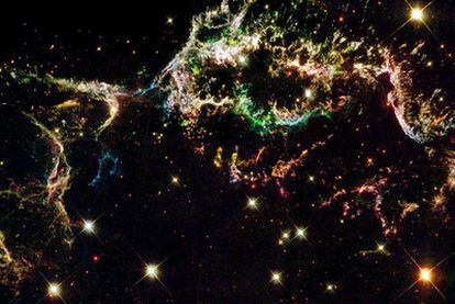 Imagen de nubes de gas originadas por la muerte de la estrella Casiopea A, en la Vía Láctea, tomada por el satélite Hubble.