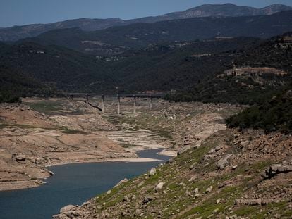 Imagen del pantano de Rialb (Lleida) en el mes de mayo, cuando se encontraba al 6,19% de capacidad.