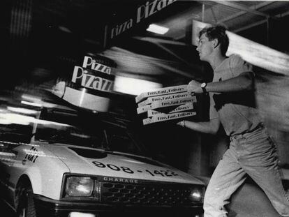 Un pizzero de la marca Pizzaz reparte pizzas en 1987 (l&eacute;elo muy r&aacute;pido)