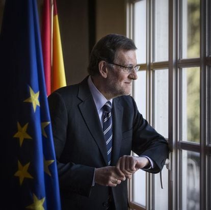 El presidente del Gobierno se asoma a la ventana de su despacho en La Moncloa.