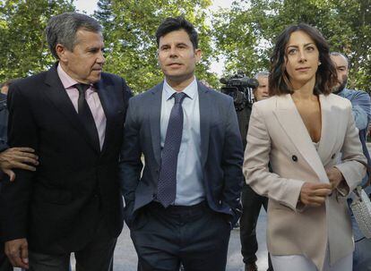 Javier Santos, al llegar al juzgado, entre su abogado y su novia.