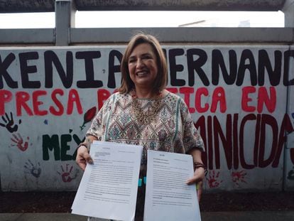 Xóchitl Gálvez, precandidata presidencial del Frente Amplio por México, posa con documentos a su llegada a la Fiscalía General de la República en Ciudad de México.