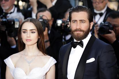 Collins junto a su compañero de reparto en la película, Jake Gyllenhaal.