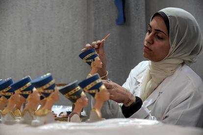 Una artesana crea réplicas del busto de Nefertiti para su venta en la tienda del Museo de la Civilización Egipcia de El Cairo.