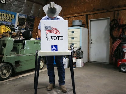 Un votante esta tarde en Iowa.