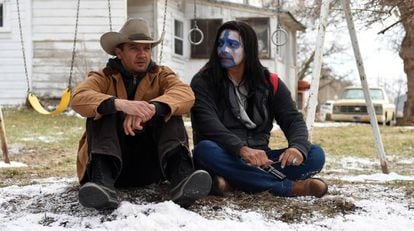 Jeremy Renner (Cory Lambert) y Gil Birmingham (Martin Hannson) en una escena de &#039;Wind river&#039;