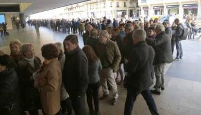 Cientos de personas guardan cola para asistir a la conferencia de Mas en San Sebastián.
