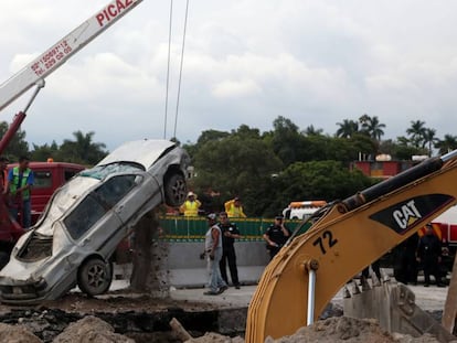 Socavón formado en la carretera que une la Ciudad de México con Cuernavaca.