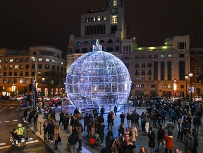 Vista de la confluencia de las calles Gran Vía y Alcalá, en Madrid, minutos después del encendido del alumbrado navideño del año pasado, el 24 de noviembre, por parte de Lucio Blazquez  en un acto celebrado en la plaza de España,