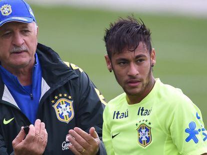 Scolari le da instrucciones a Neymar. 