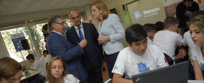 Mariano Martín, director del IES Marqués de Suanzes, Rafael van Grieken, consejero de Educación de la CAM, y Marta Martínez, presidenta de IBM en España, junto a varios alumnos del centro.