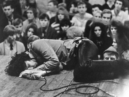 Jim Morrison, tumbado en el escenario en un concierto de The Doors, en Alemania en 1968.